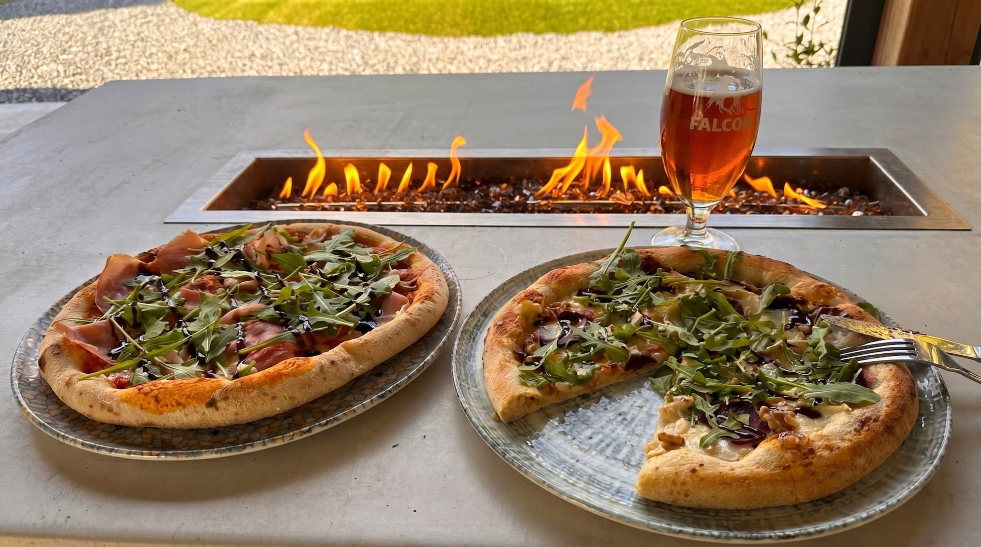 Napolitansk pizza gräddas i pizzaugnen i Pergolan