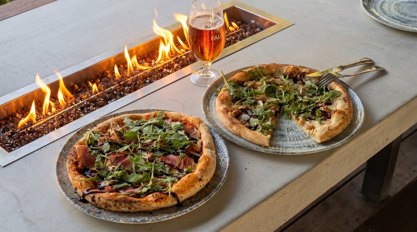 Napolitansk pizza och kall öl vid brasan i Pergolan